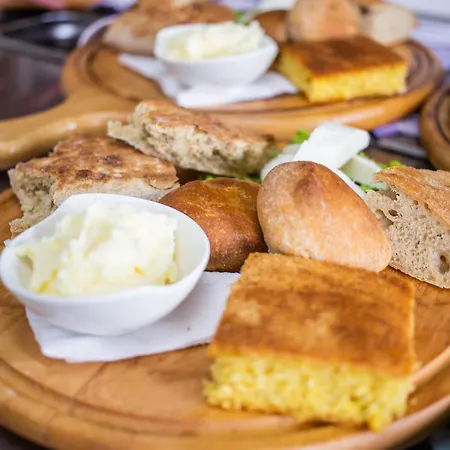 Restaurant Emblema Petrelë